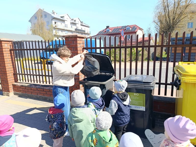 dzieci przy przedklu