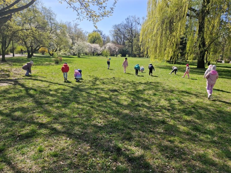dzieci sprzątają w parku