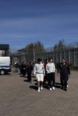 uczniowie z wizytą w Areszcie Śledczym