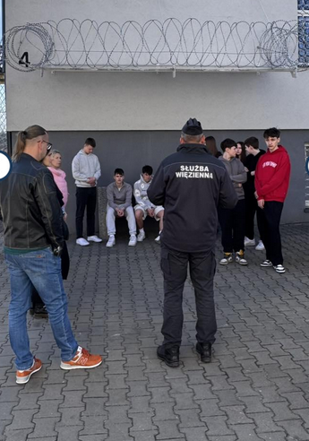 uczniowie z wizytą w Areszcie Śledczym