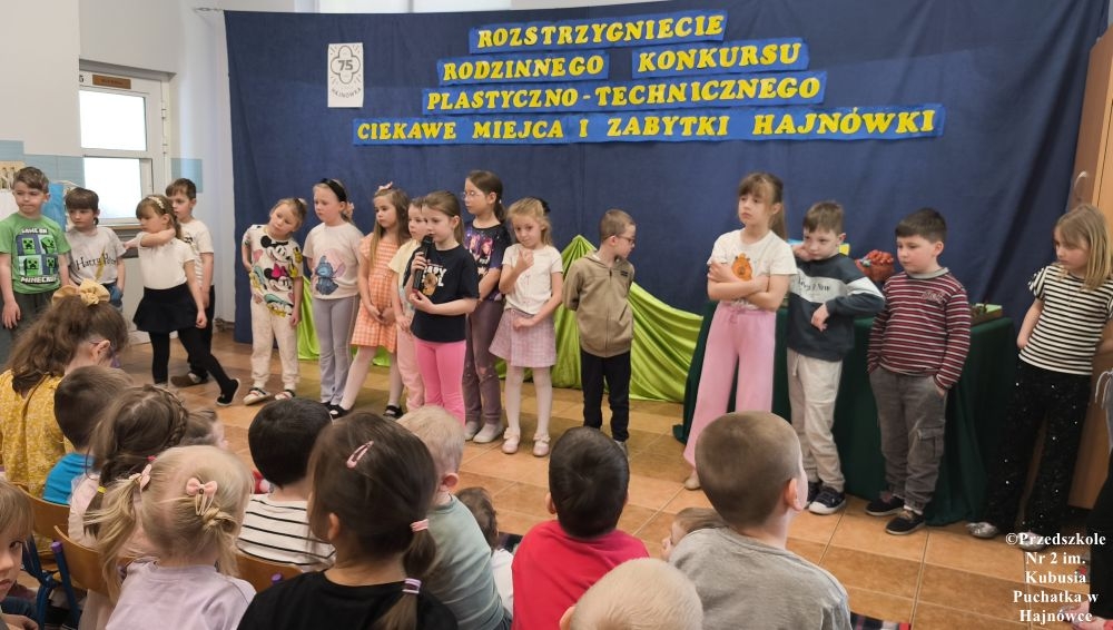dzieci prezentujące się na scenie, występy artystyczne