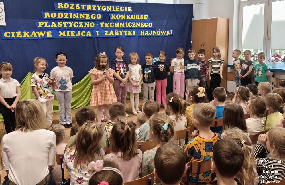 dzieci prezentujące się na scenie, występy artystyczne