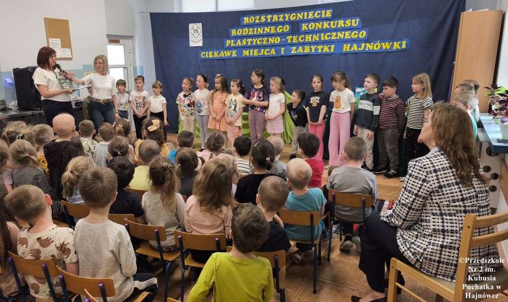dzieci prezentujące się na scenie, występy artystyczne