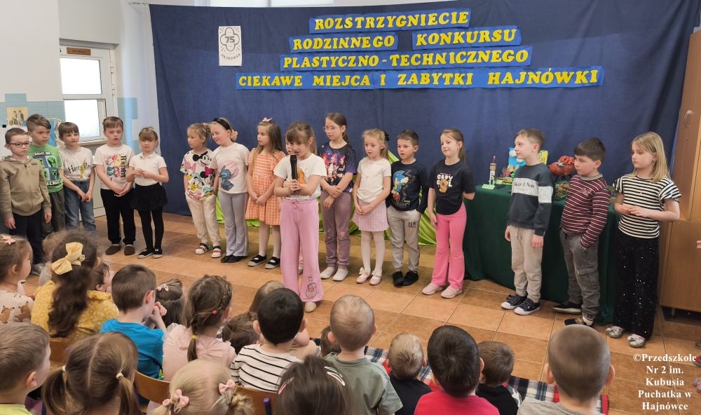 dzieci prezentujące się na scenie, występy artystyczne