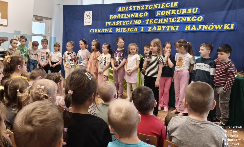 dzieci prezentujące się na scenie, występy artystyczne