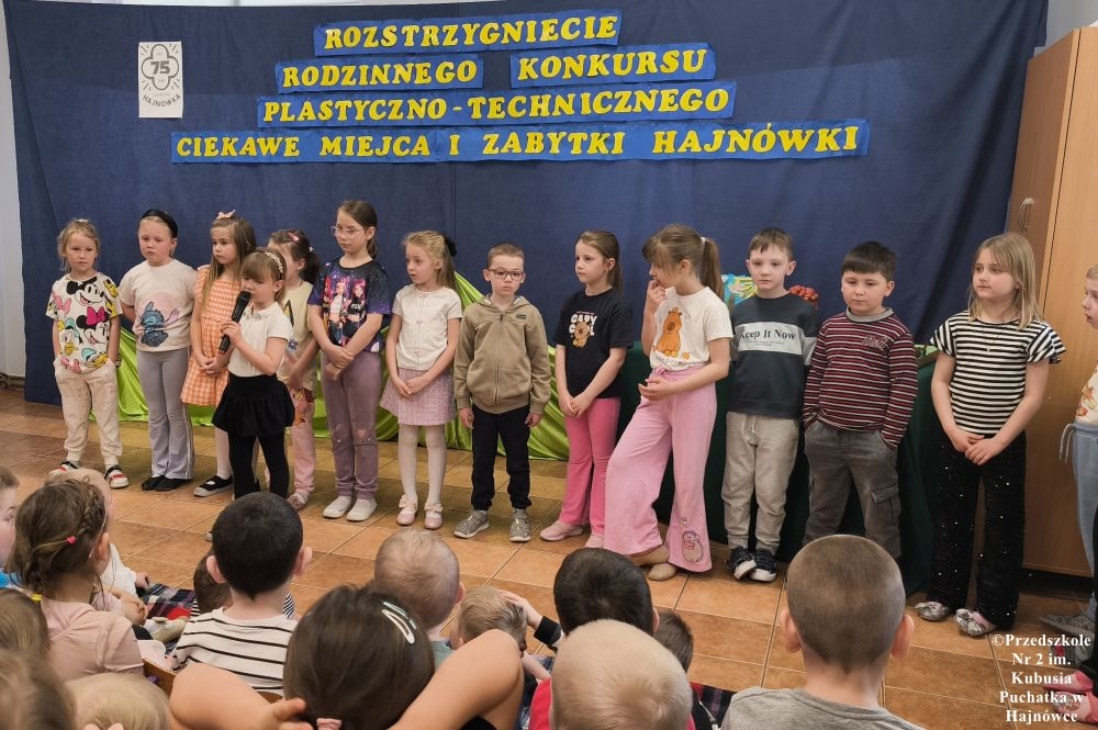 dzieci prezentujące się na scenie, występy artystyczne