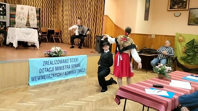 Na zdjęciach widać grupę teatralną „Dzwonki”