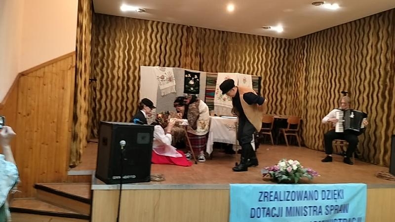 Na zdjęciach widać grupę teatralną „Dzwonki”