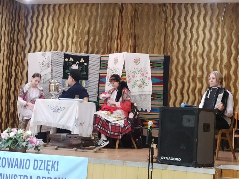 Na zdjęciach widać grupę teatralną „Dzwonki”