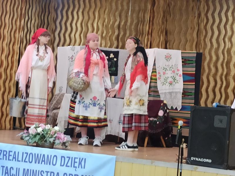 Na zdjęciach widać grupę teatralną „Dzwonki”