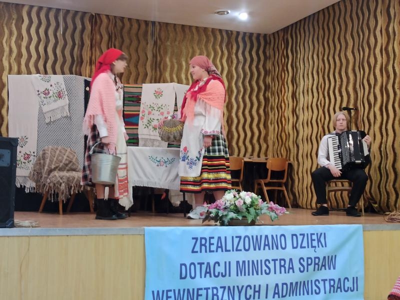 Na zdjęciach widać grupę teatralną „Dzwonki”