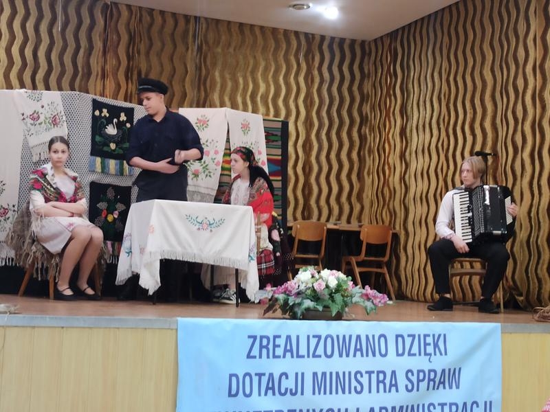 Na zdjęciach widać grupę teatralną „Dzwonki”