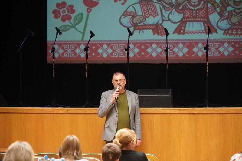 Na zdjęciach widać artystów z Hajnowskiego Domu  Kultury ze Studia Piosenki Estradowej.