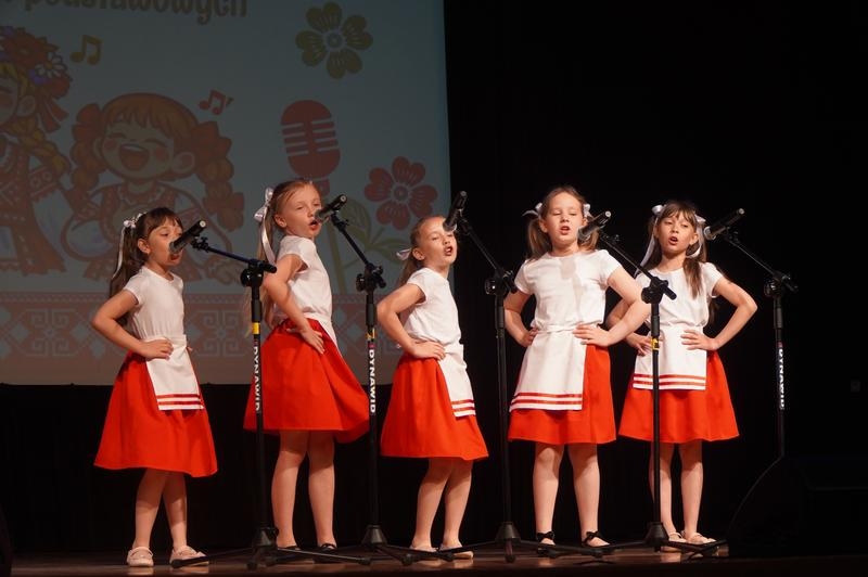 Na zdjęciach widać artystów z Hajnowskiego Domu  Kultury ze Studia Piosenki Estradowej.