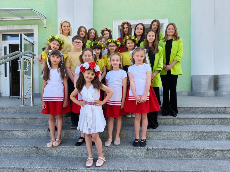Na zdjęciach widać artystów z Hajnowskiego Domu  Kultury ze Studia Piosenki Estradowej.