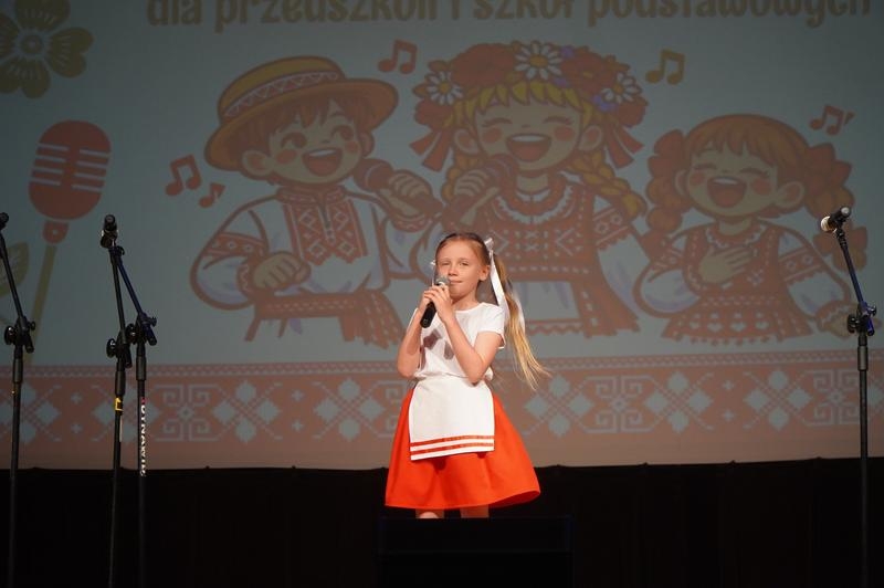 Na zdjęciach widać artystów z Hajnowskiego Domu  Kultury ze Studia Piosenki Estradowej.