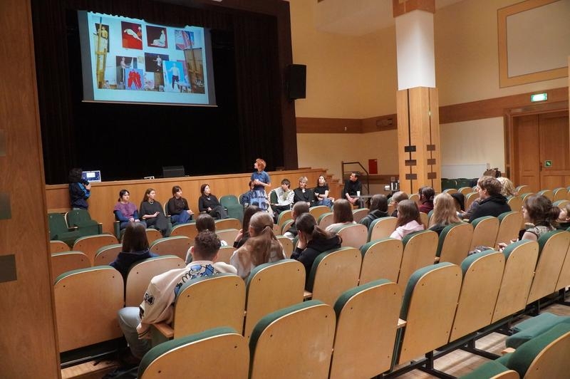 studenci i licealiści w sali kolumnowej HDK