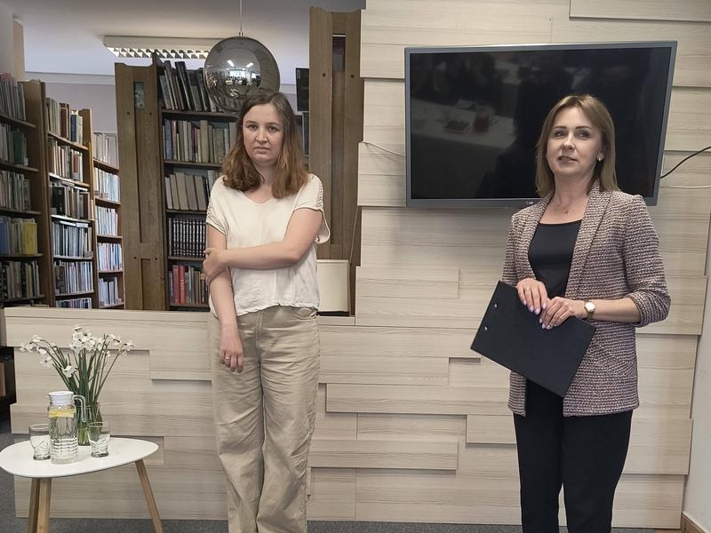 dwie kobiety w czytelni miejksiej