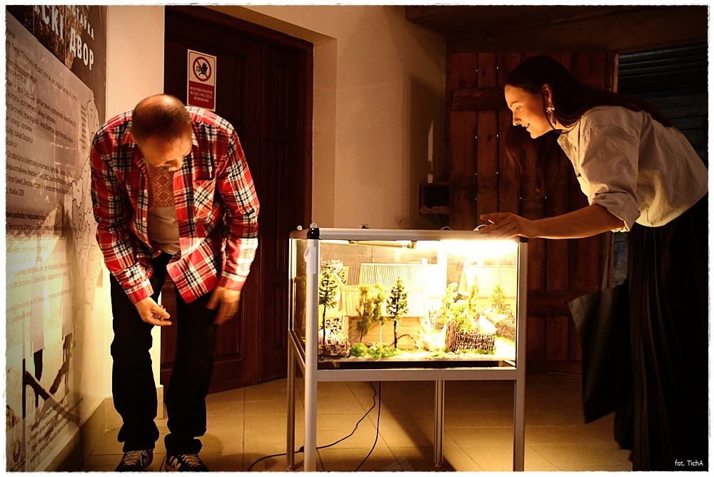 zwiedzający muzeum