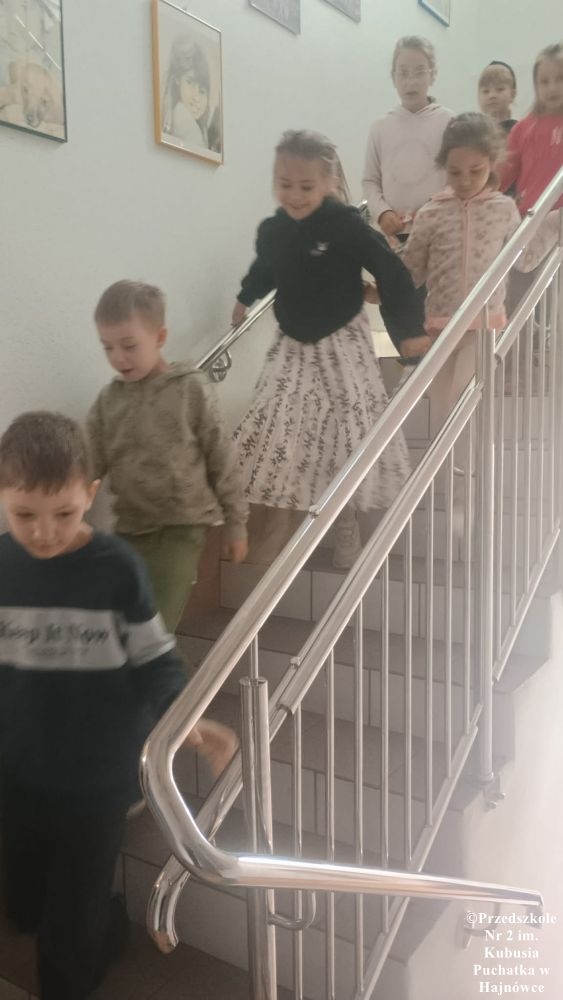 dzieci z nauczycielkami i obsługą przedszkola udają  się na miejsce zbiórki