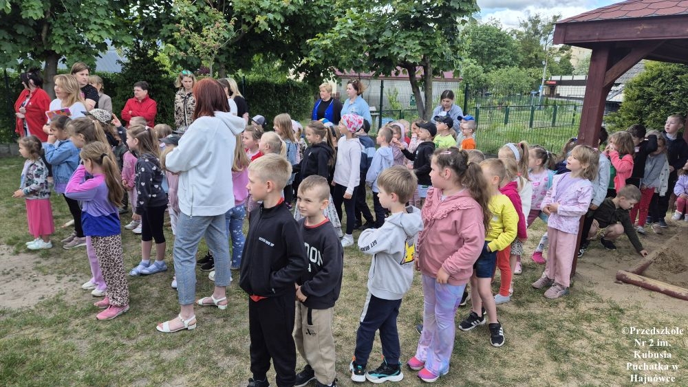 Pani Dyrektor przekazuje Strażakowi meldunek