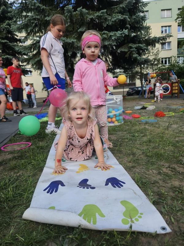 zabawy dzieci na placu przedszkolnym