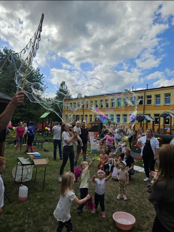 zabawy dzieci na placu przedszkolnym