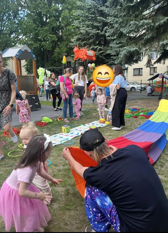 zabawy dzieci na placu przedszkolnym