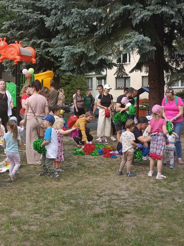 zabawy dzieci na placu przedszkolnym