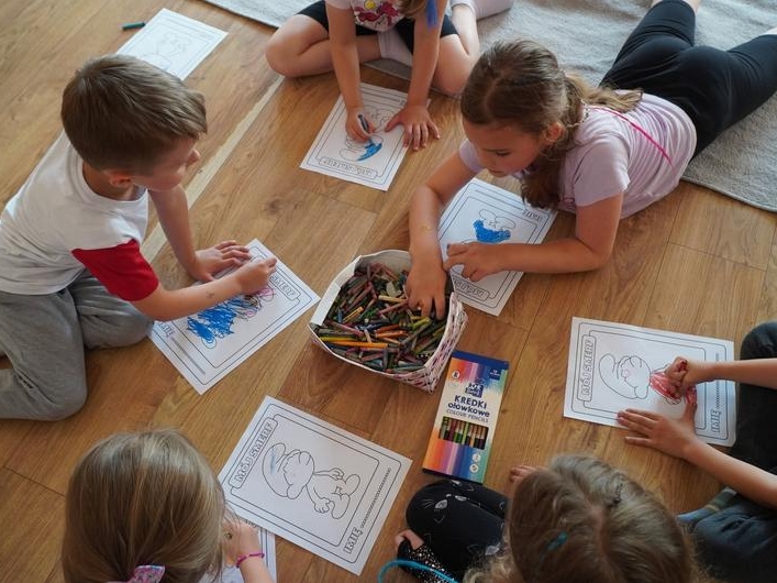 dzieci palują wizerunek smerfa