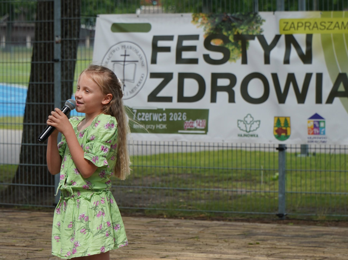 dziewczynka z mikrofonem