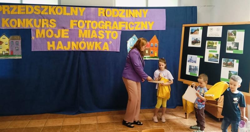 uroczyste wręczenie nagród przez dyrektor Iwonę Raszkiewicz