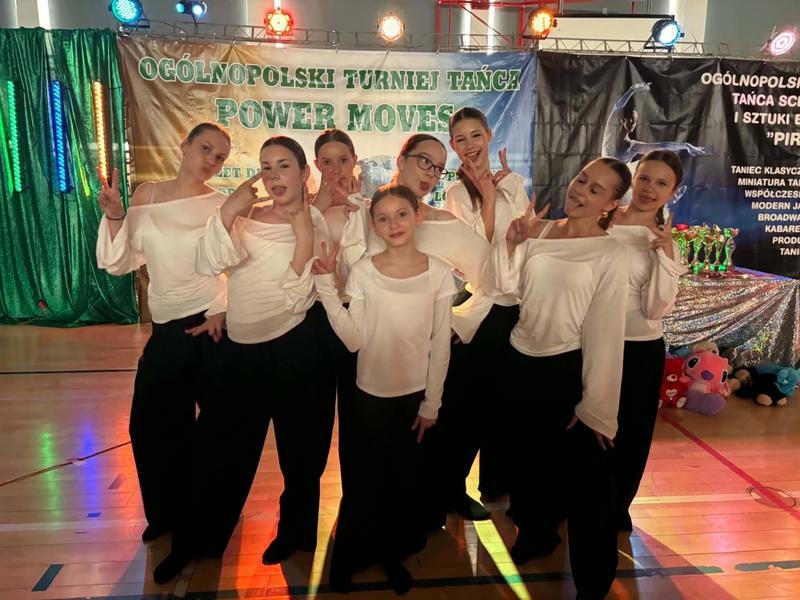 dziewczyny z Zespołów Tańca Współczesnego HDK