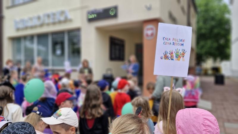 parada przed biblioteką