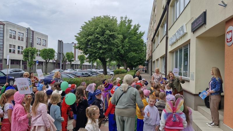 parada przed biblioteką