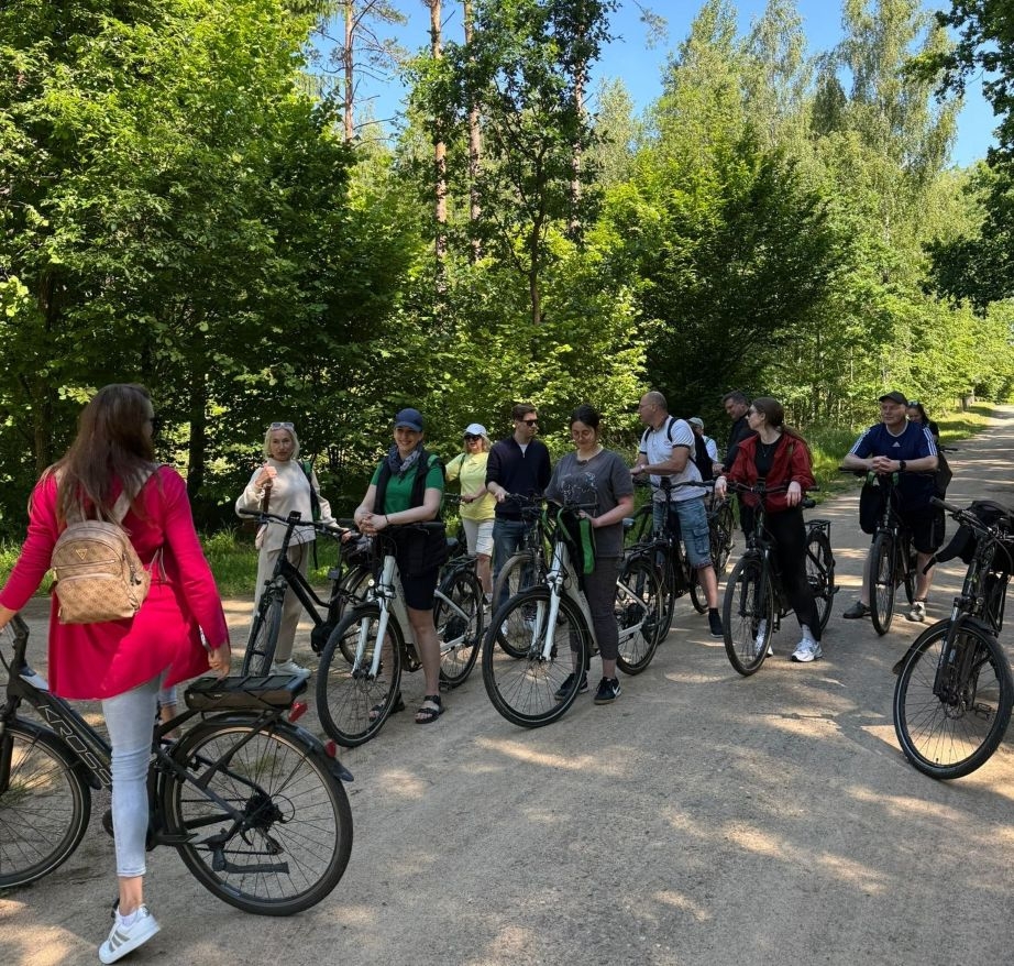 uczestnicy wycieczki rowerowej