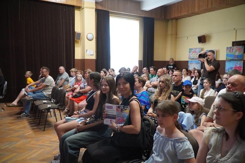 Na zdjęciach widać uczestników wernisażu.