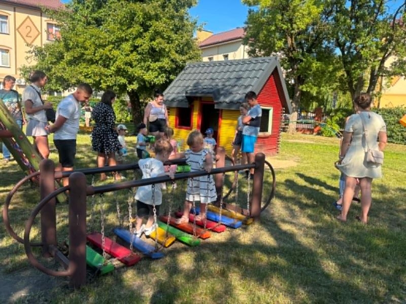 dzieci podczas zabawy na przeszkolnym placu zabaw