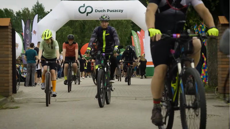 rowerzyści na linii startu