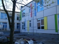Zdjęcie remontowanego budynku przedszkola z zewnątrz