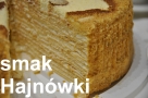 ciasto Marcinek Hajnowski z wykrojną jedną częścią, przekrój ukazuje warstwy ciasta; w lewym dolnym rogu napis: smak Hajnówki