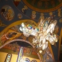sklepienie świątyni we wnętrzu ozdobione polichromiami przedstawiającymi świątyn i sceny z ich życia; na środku wisi żyrandol tzw. panikadiło w kształcie krzyża; wykonane jest z witraży ukazujących wizerunki świętych