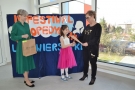 Dziecko odbiera nagrodę na zajęcie miejsca w konkursie.