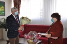  Burmistrz Miasta Hajnówka wręcza kwiaty córce jubilatki