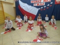 Dzieci z grupy II Króliczki bawią się chustą animacyjną do piosenki "Jest takie miejsce -Polska".