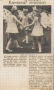 skan czarno-białego zdjęcia prasowego; czworo dzieci tańczy w kole trzymając się za ręce; troje z nich ma kokardy na głowach i przypięte skrzydła motyli na plecach