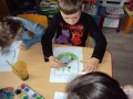 Dzieci kolorują herb Hajnówki