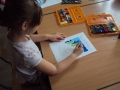 Dzieci kolorują herb Hajnówki