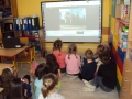 Dzieci oglądają historyczne zdjęcia przedstawiające nasze miasto