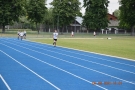 Zawodnicy biegną po bieżni
